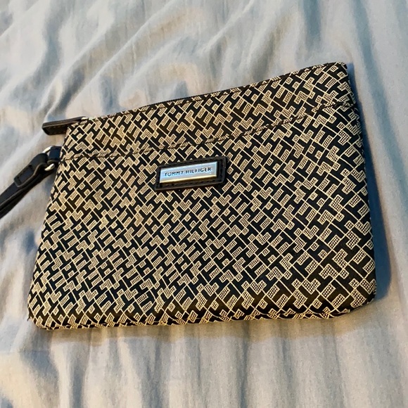 Tommy Hilfiger wristlet clutch - Picture 2 of 6